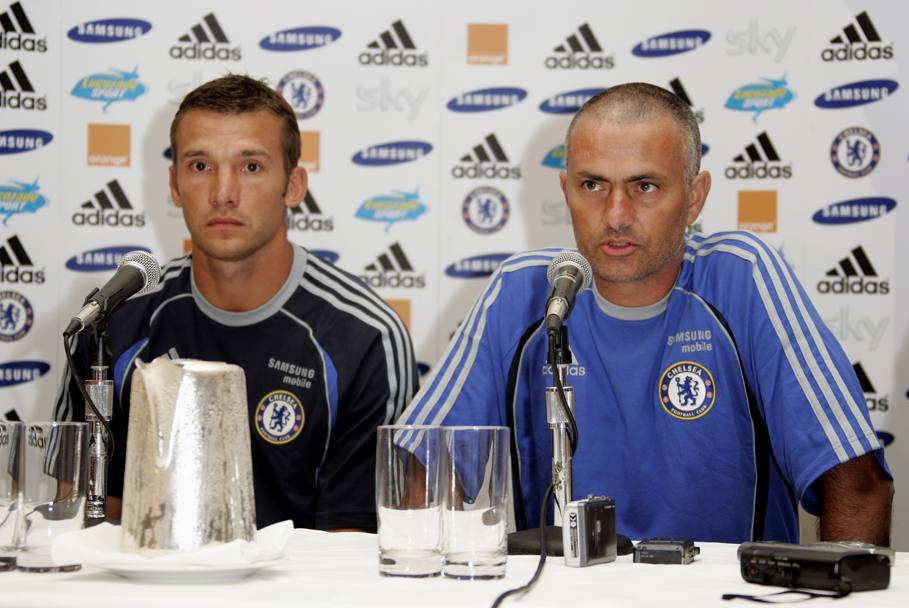 Stagione 2006. Passa al Chelsea. Shevchenko con Mourinho. (Sport Image)